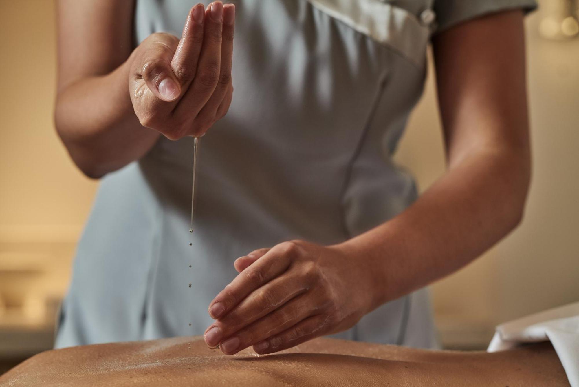 City Of Dreams Mediterranean - Integrated Resort, Casino & Entertainment Limassol Luaran gambar Massage with oil