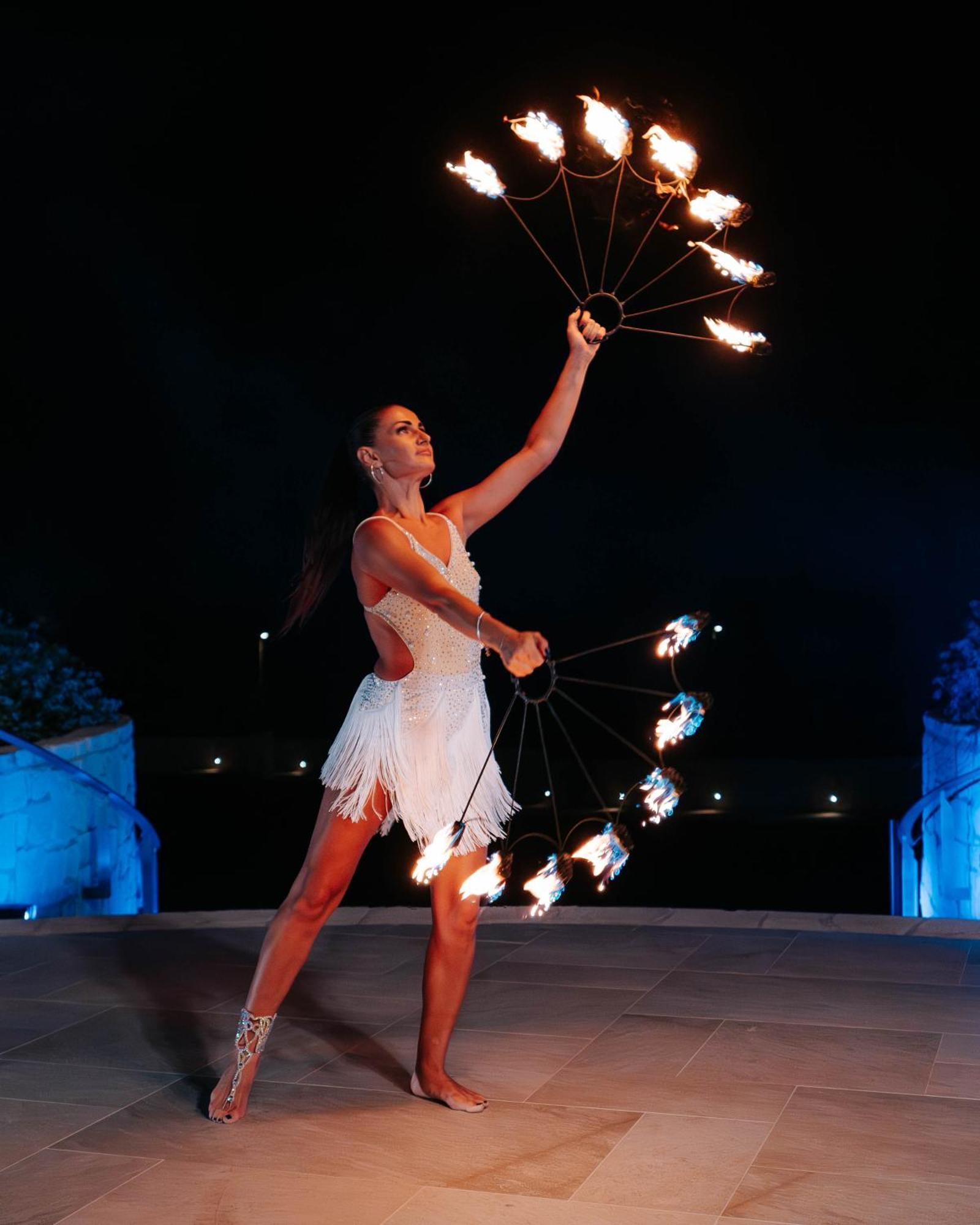 City Of Dreams Mediterranean - Integrated Resort, Casino & Entertainment Limassol Luaran gambar A woman performing with a fire fan