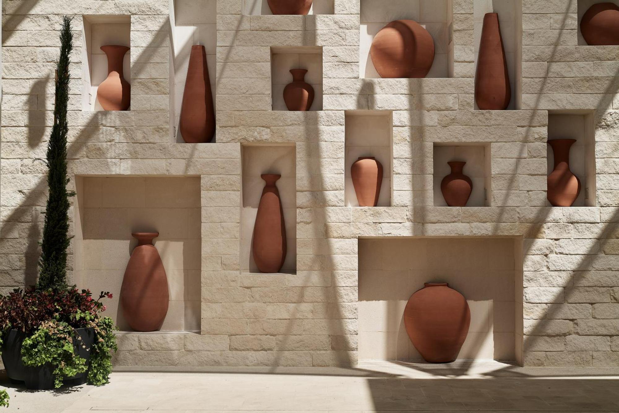 City Of Dreams Mediterranean - Integrated Resort, Casino & Entertainment Limassol Luaran gambar Terracotta vases at the entrance of the museum